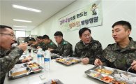 최경환, 파주 육군부대 방문…장병위문·병영환경 점검