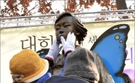 [포토]평화의 소녀상 어루만지는 이용복 할머니