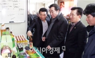 [포토]양파음료 제품 살펴보는 이낙연 전남도지사