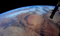 모래와 초록의 지구…우주에서 본 사하라와 남미