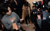 [포토]기자들에 둘러쌓인 박현정 서울시향 대표 