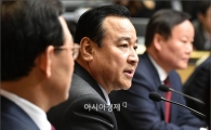 이완구 "정부 대책 비정규직 양산할 수도" 부정적 견해
