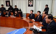 [포토]기자간담회 갖는 문희상 비대위원장