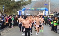 제천서 한겨울 ‘알몸마라톤대회’…“이쯤 추위야!”