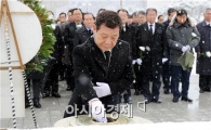 [포토]국립5·18민주묘지에서 헌화하는 윤장현 광주시장