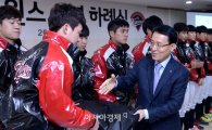 [포토]신인 선수들에게 신사복 선물하는 LG 남상건 사장
