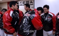 [포토]선수들과 신년 인사 나누는 양상문 감독