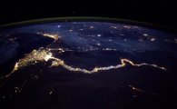[스페이스]길게 드러누운 밤…우주에서 본 나일강과 이탈리아