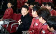 [포토]코칭 스텝과 인사하는 이장석 대표