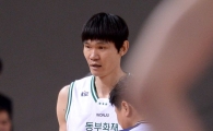 [포토]김주성, '대기록 달성 기념구에 사인은 필수'