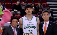 [포토]김주성 KBL 역대통산 3,830 리바운드  달성 시상식
