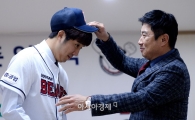 [포토]장원준 얻은 두산 김태형 감독