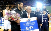 [포토]프로농구 올스타전 1일차 MVP 수상하는 문태영