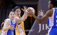 [포토]홍아란, '리바운드 쉽지 않네~'