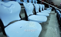 [포토]프로배구 경기 도중 관중석으로 떨어진 조명 파편