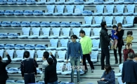 [포토]떨어진 조명 파편으로 대피하는 관중