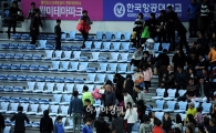 [포토]떨어지는 조명 파편에 대피하는 관중들