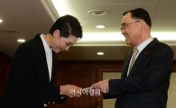 정홍원 총리, 김성주 총재에 적십자회비 전달
