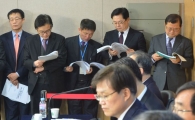 [포토]자료 확인하는 각 부처 관계자들 