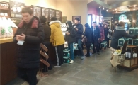 [르포]스타벅스 럭키백, 30분만에 7억 벌었다…판매 동시에 매진