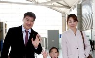 [포토]홍성흔, '가족들의 배웅 받으며 출국합니다'