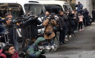 [포토]조 전 부사장이 탄 호송차량 기다리는 취재진들