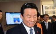 [포토]밝은 표정으로 브리핑룸 나서는 박인용 장관 