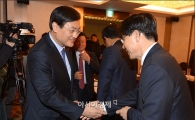 [포토]악수하는 서승환 장관과 이광구 우리은행장