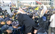 [포토]경찰과 몸싸움하는 어버이연합