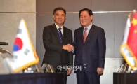[포토]악수하는 왕양 중국 국무원 부총리-최경환 경제부총리 