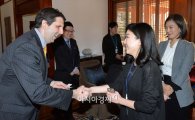 [포토]참석자들과 인사 나누는 마크 리퍼트 주한 미 대사