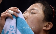 [포토]안면 부위 부상입은 신한은행 김규희