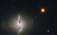 [스페이스]푸른 달과 렌즈형 은하…특이한 우주