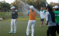 [골프포토] "26개월 만의 샴페인 세례"