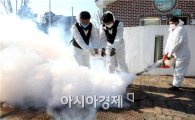 [포토]광주시 북구 보건소, 모기 유충구제 방역 활동 실시
