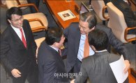 [포토]본회의장에서 만난 김무성·최경환유승민