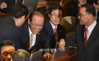 [포토]본회의장에서 만난 정홍원·최경환·황우여