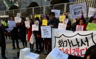 [포토]아빠의 허리에 쌓인 무책임한 보육정책 