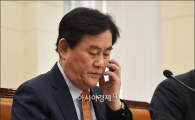 [포토]답변 고심하는 최경환 부총리