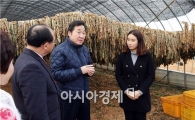 이낙연 전남도지사, 친환경농업 실천 청년농가 격려