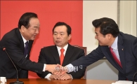 [포토]악수하는 서청원·원유철