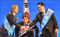 [포토]문재인 대표에게 악수 청하는 박지원 후보