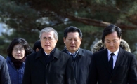 [포토]백범 김구 선생의 묘 찾은 문재인 신임 당 대표