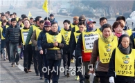 [포토]세월호 참사 가족들과 도보행진하는 장만채 전남도교육감