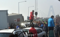 [포토]영종대교 70중 사고....'언제 수습 끝나나?'