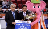 [포토]유도훈 감독, '정규리그 200승 기념상 받았어요'