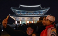 [포토]경복궁 야간개장 즐기는 시민들