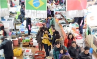 [포토]장흥 토요시장에서 싱싱한 생선 구입하는 행렬