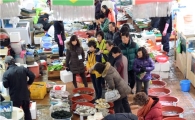 [포토]설 앞두고 인파로 북적되는 장흥 토요시장