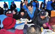 포스코건설, 지역 독거노인을 위한 떡국 나눔 펼쳐